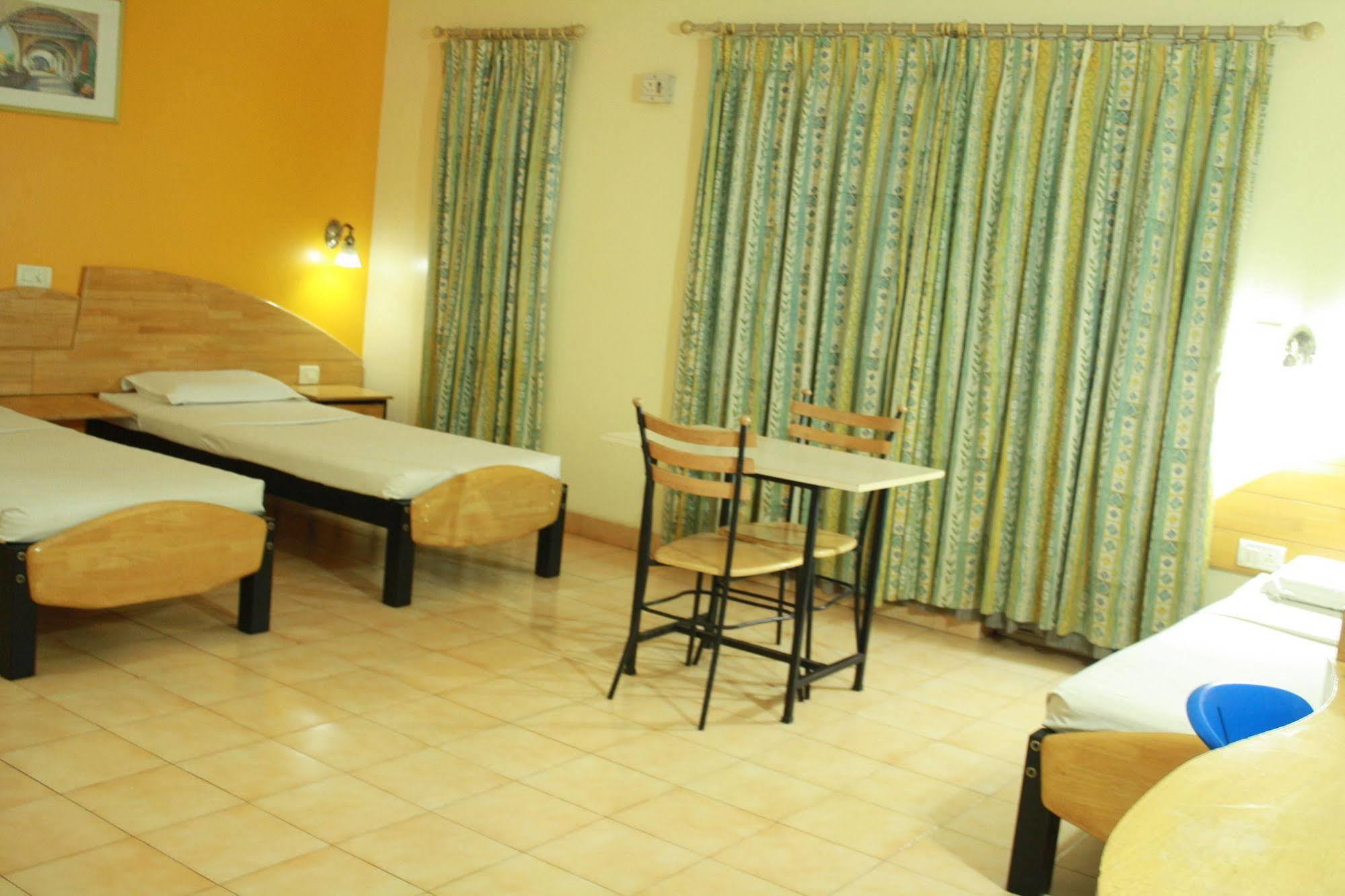 Tom'S Hotel Bangalore Esterno foto